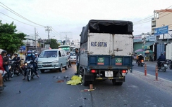 Xe máy đấu đầu xe tải, 2 người thương vong