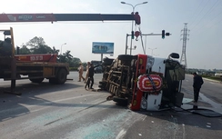 Xe chở người đi đưa tang va chạm xế hộp, lật ngang đường