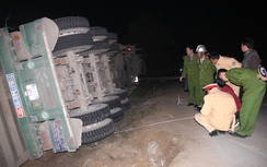 Xe container lật nghiêng đè chết 2 phụ nữ đi bộ