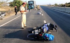 Tông vào xe tải đỗ ven đường, nam thanh niên chết thảm