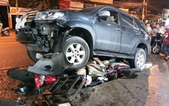 "Xe Fortuner điên" tông hàng loạt xe máy, nhiều người chạy thục mạng