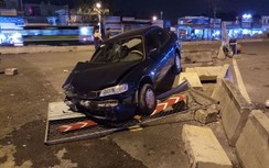 Xe biển xanh lao vào rào chắn công trình, nhiều người khiếp vía