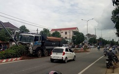 Va chạm với xe ben, người đàn ông tử vong dưới cột biển báo