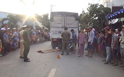 Xe máy va chạm với xe tải, bé trai 2 tuổi chết thảm