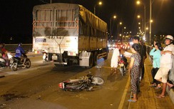 Va chạm với xe tải, nam phụ hồ bị cán nát hai chân