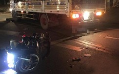 Xe máy va chạm với ô tô, cả nhà 3 người chết thảm