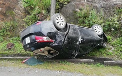 Đâm vào vách núi, xế hộp "phơi bụng" bên đường