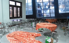 "Bãi chiến trường" ăn nhậu của cán bộ xã trong khi dân chạy lũ