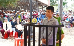 Kẻ giết 3 người để có tiền bao gái nhếch mép cười trước tòa