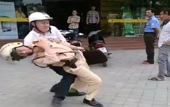 Xe chở 3 tông văng CSGT, cào chảy máu cảnh sát cơ động