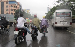 Dùng chân đẩy xe chết máy bị phạt 300.000 đồng, đúng không?