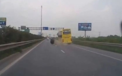 Xe khách “chạy dù” đâm sầm vào 2 nhà dân