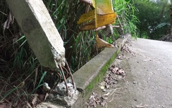 Phá lan can cầu để xe cán bộ đi: Huyện đá xuống xã