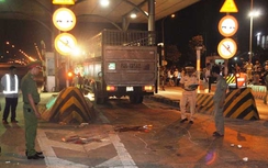 Vụ xe chở heo cán chết CSGT: Tài xế nhảy sông "mất tích"?