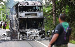 Những kẻ nổi dậy đốt xe buýt ở miền nam Thái Lan