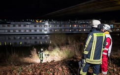 Tàu thủy đâm vào chân cầu, 27 du khách bị thương