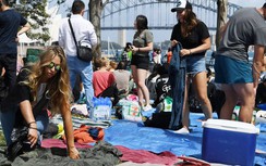 Australia: Người dân xếp hàng sớm ở Cảng Sydney để đón năm mới