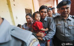 2 phóng viên Reuters gặp người nhà trong phiên xét xử