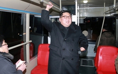 Ông Kim Jong-un cùng vợ đi xe buýt điện