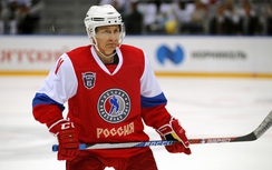 Ông Putin chơi khúc côn cầu tại Bắc Cực để… bảo vệ môi trường