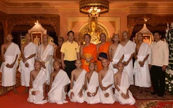 Video: Đội bóng nhí Thái Lan xuống tóc xuất gia trong 9 ngày