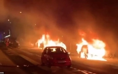 Tháp Eiffel ngập trong khói lửa trước thềm năm mới