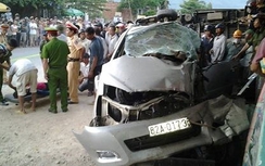Xe Innova đâm xe tải, 3 người trong gia đình thiệt mạng