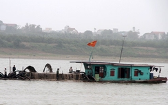 Cảnh sát nổ súng trấn áp "cát tặc"