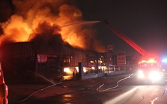 Cháy nổ suốt 6 giờ, thùng hóa chất văng xa hàng chục mét