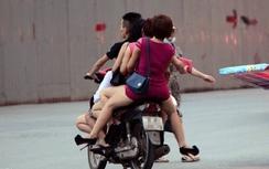 Clip: Quái xế chở "gái bán hoa" đại náo phố phường Hà Nội