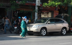 Hé lộ vụ đại gia, người tình bị tạt a xít trong xe Lexus