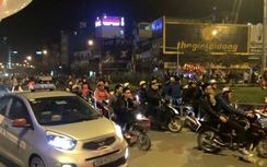 Người Hà Nội đổ ra đường chờ đón Giao thừa Tết Bính Thân