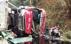 Tin mới xe khách húc xe bồn bốc cháy dữ dội ở Hòa Bình