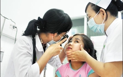 Dấu hiệu nhận biết sớm trẻ mắc tật khúc xạ