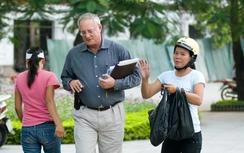 Ai bảo vệ khách du lịch?