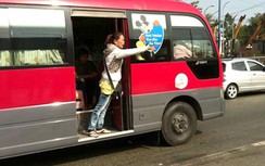 Đu bám cửa xe vẫy khách khi xe đang chạy xử lý thế nào?