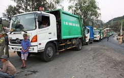 Mất chỗ kiếm cơm, hàng trăm người dân chặn xe rác