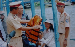 Xử phạt chủ đò không trang bị đủ áo phao cho khách