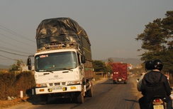 Xe quá khổ, quá tải cày nát con đường đẹp như lụa