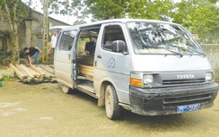 Hà Tĩnh: Bắt giữ xe ô tô biển xanh chở gỗ lậu