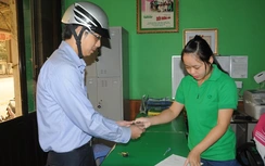 Lái xe taxi trả lại tiền cho khách hàng