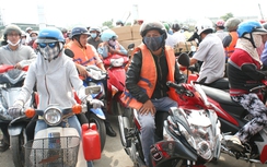 Cần làm gì để khách mặc áo phao?