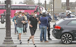 Dân Paris than phiền vì cấm xe cá nhân