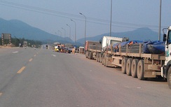 Người dân cản trở, đường vào cảng Vũng Áng bị tê liệt