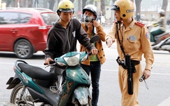 Đang bị giữ GPLX, có được điều khiển phương tiện?