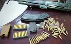 Bắt kẻ bán súng quân dụng