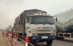 QL1A "tê liệt" nhiều giờ do xe siêu trọng chắn ngang đường