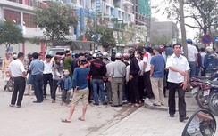 Sau cú tông trực diện, 2 công an mắc kẹt dưới gầm xe tải