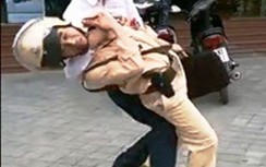 Vượt đèn đỏ, đánh luôn CSGT