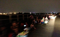 Chờ tối, hàng quán "náo loạn" cầu Long Biên